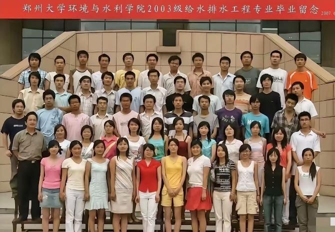 张雪峰郑州大学03级毕业照，穿格子衫、站姿随性的正是张雪峰。他玩世不恭的样子一眼