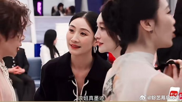 王濛李小冉小声蛐蛐全被拍了王濛李小冉以为小声说话没人听见，没想到被镜头拍得一清二