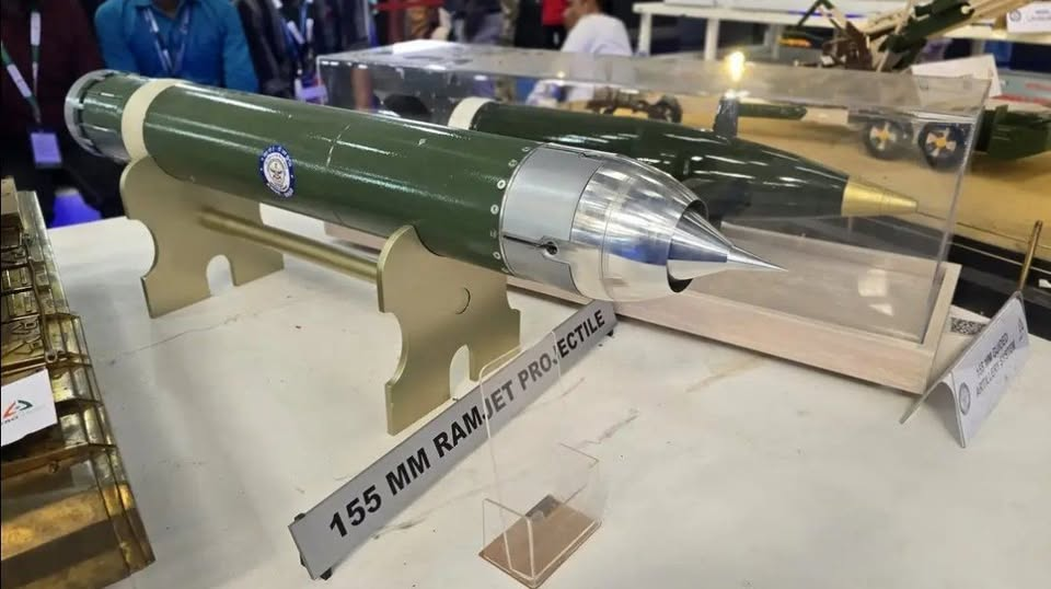 为扭转中印边境炮兵火力劣势，印度近期在新型弹药领域取得突破，成功攻关155毫米固态冲压增程炮弹技术，