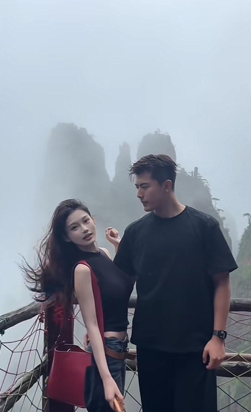 好一个势均力敌的长相。