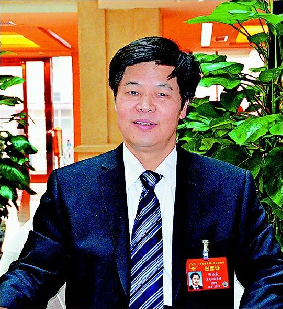 早退老人、中人，为何全员拥护郑功成养老金的改革观点？近期养老金舆论场上，有