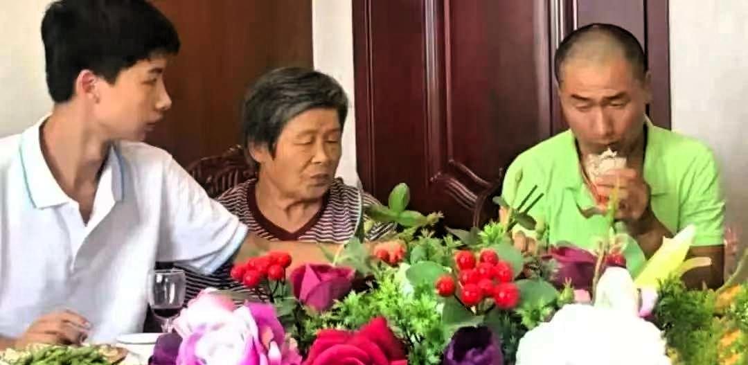 庞众望说，我爸教我的，比书本还多。庞众望的这句话，道出了父爱的另一种模样，没