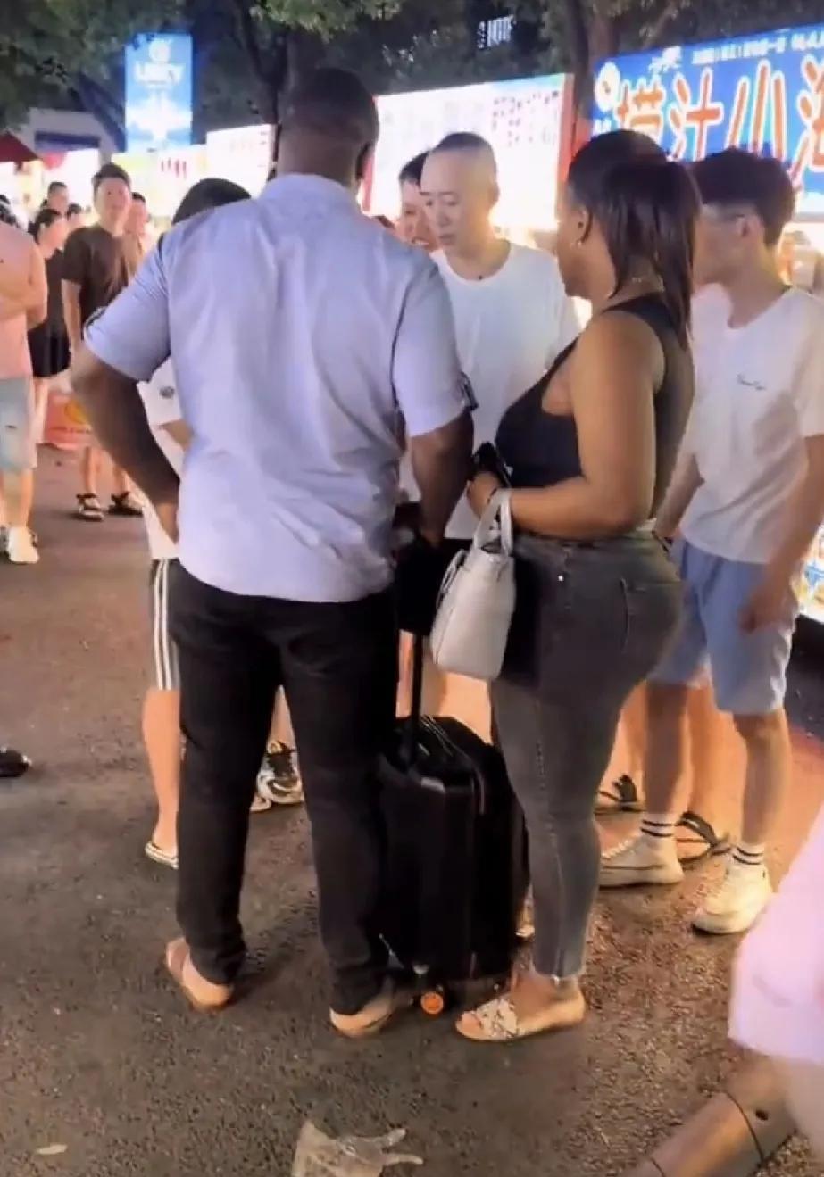 浙江宁波一家餐馆和外国友人爆发矛盾。一个寻常的深夜，街头巷尾的烟火气正浓。一对