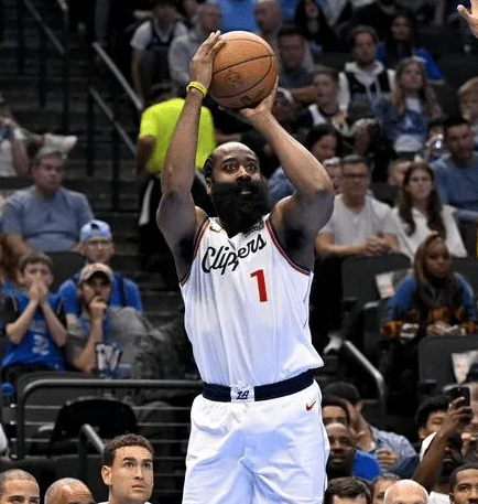 NBA杯小组赛，快船133-127战胜独行侠。詹姆斯-哈登出战50分钟，投篮2