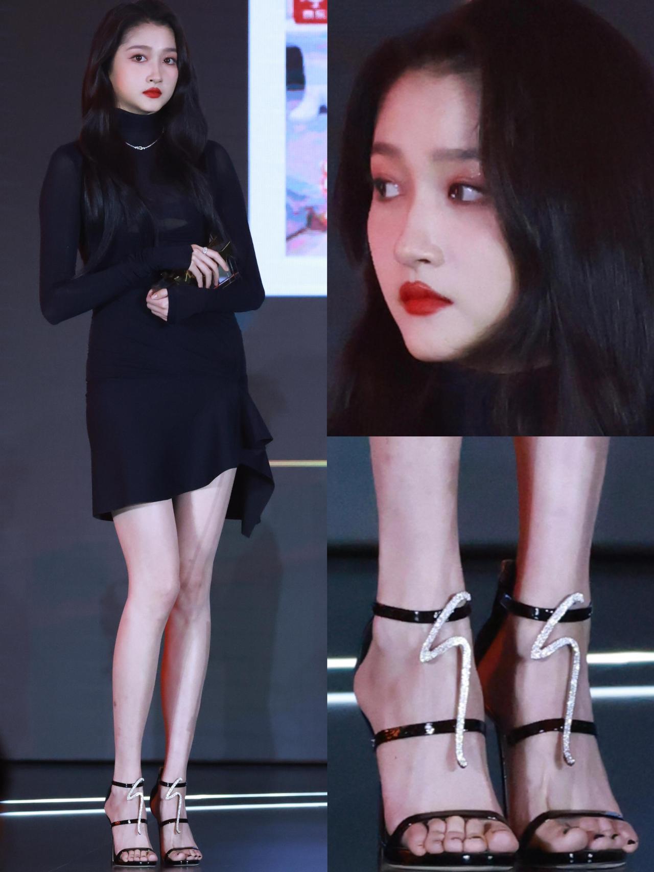 关晓彤官方身高为173cm，体重约45kg该说不说，这腿确实顶啊！