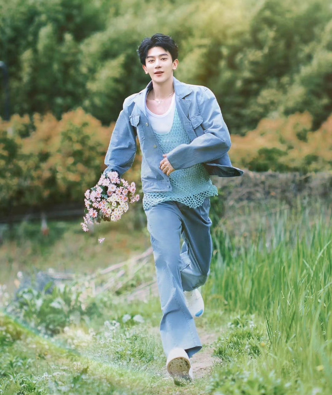 第一次知道夏之光是X玖少年团被肖战宠着的小包子，很小就出来工作，原声家庭真的很让