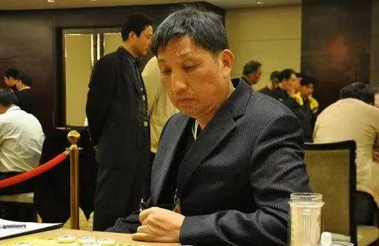 真是可叹，在棋坛柳泰斗昨晚的直播中，许多棋迷竟发弹幕称赞道“柳老师真是老当益壮啊