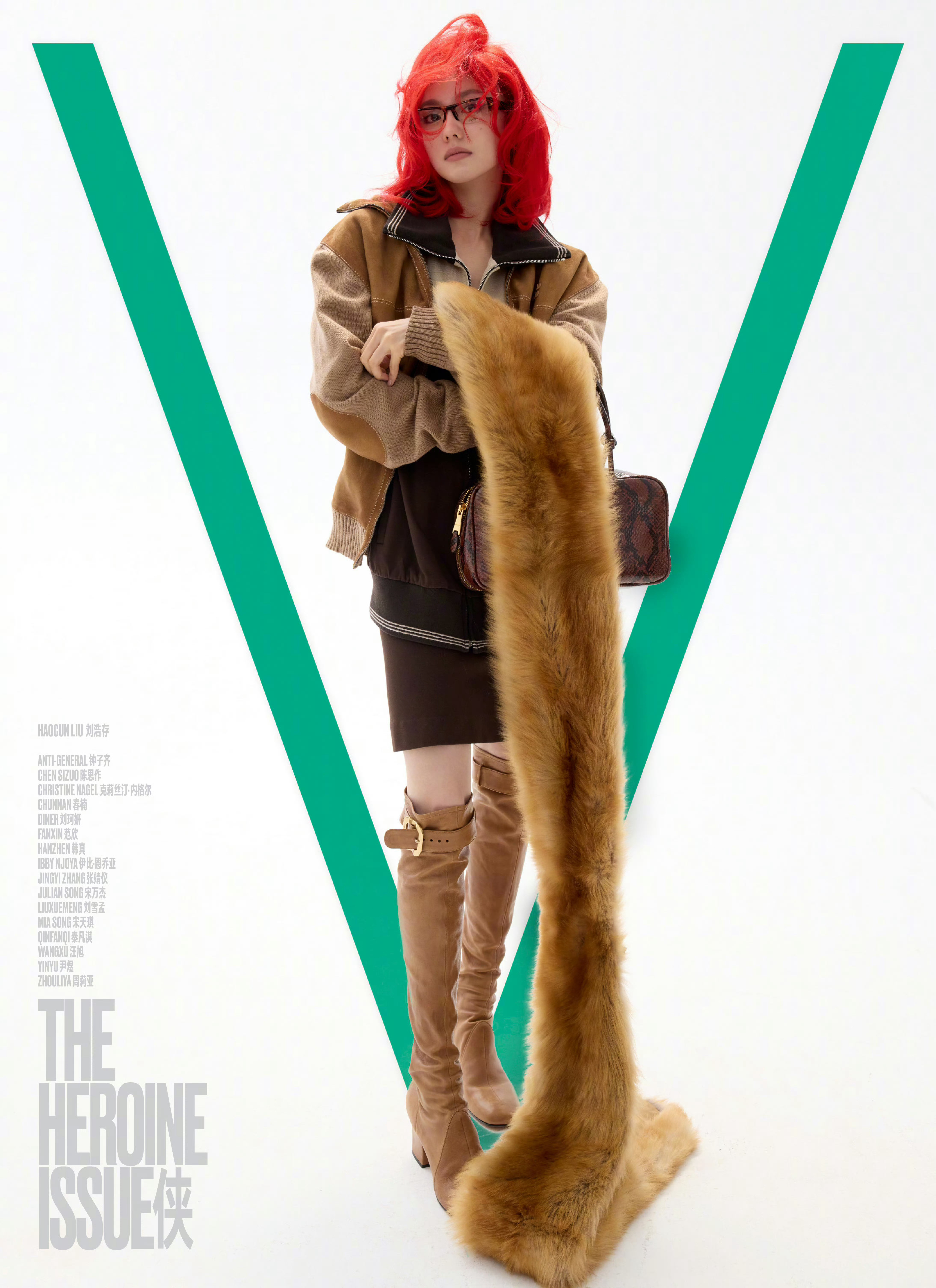刘浩存身穿MiuMiu登上VMagazine2025年十月刊封面。红