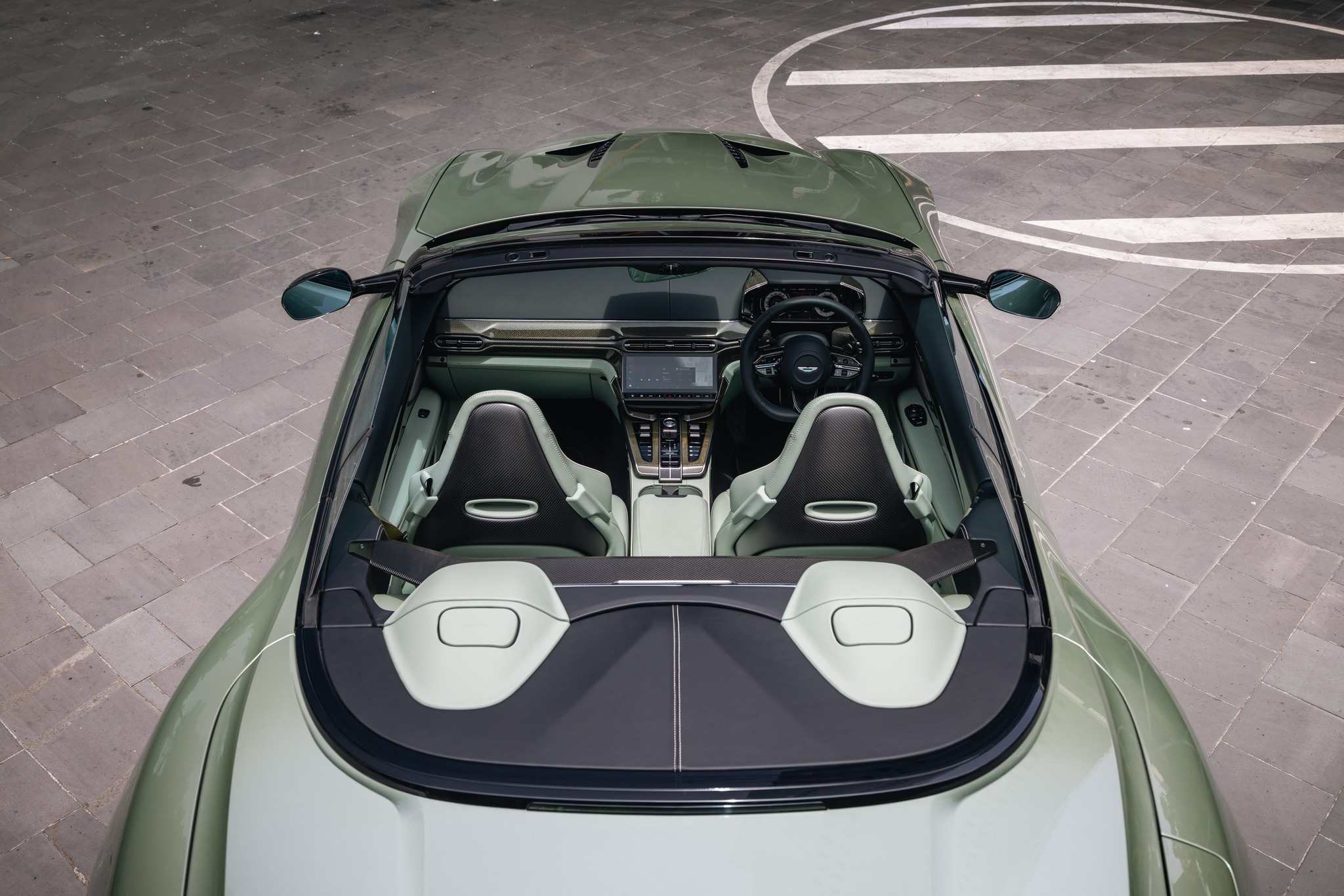 因为全新Vanquish是两座车型，敞篷版后部有了那根碳纤维横梁，非常有型！