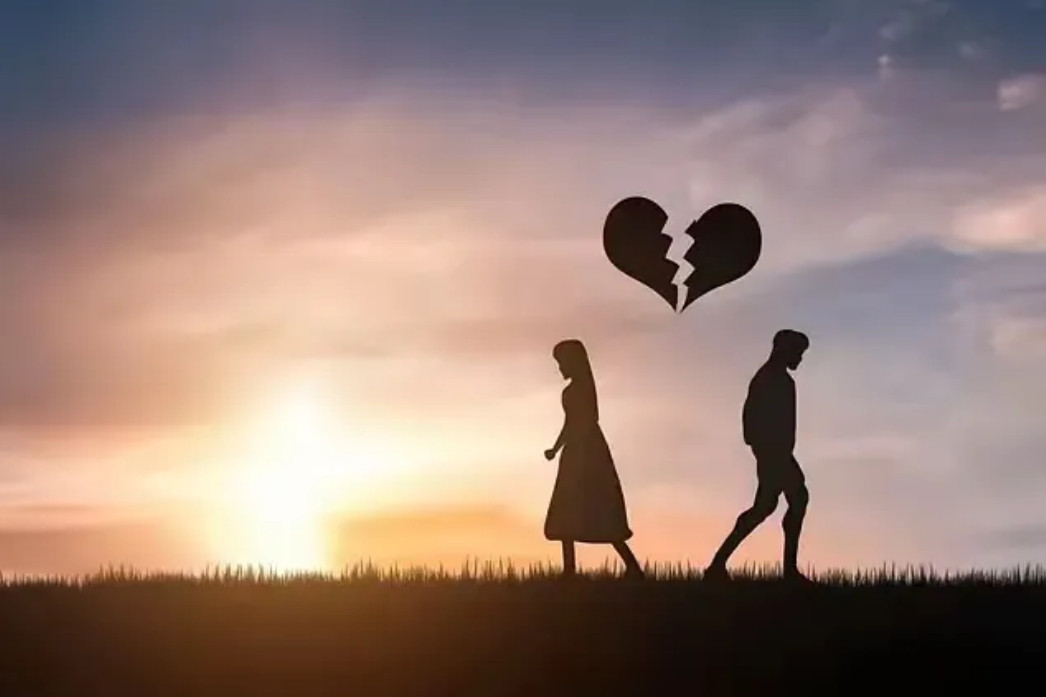 后悔了吧！夫妻离完婚出来后，两人嘻嘻哈哈挥手互相道别，丈夫不回头的走了，而妻