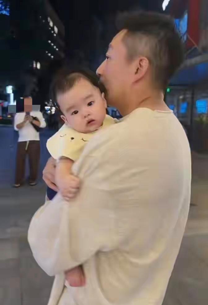 汪小菲北京怀抱幼子巡店，父爱感十足，宝宝趴在肩头软萌可爱​​​