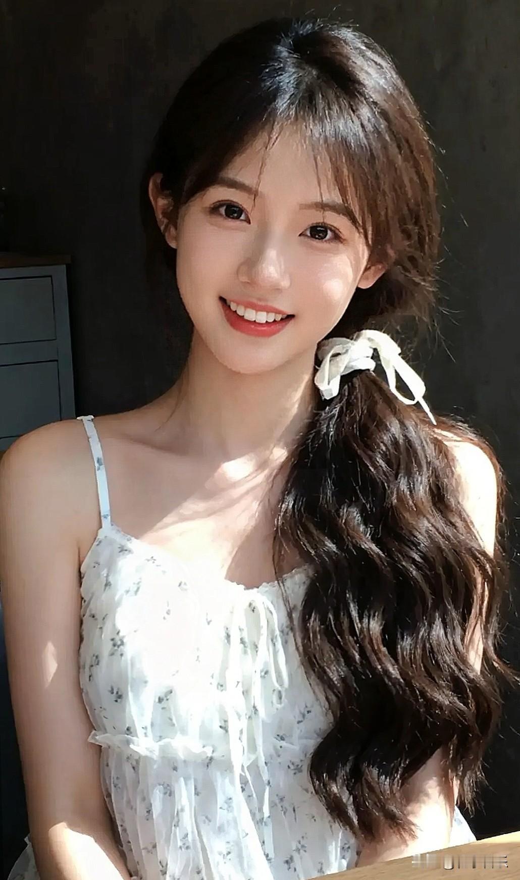 甜美少女心爆棚，白色碎花裙搭配自然卷发，阳光下的微笑太迷人！🌞💕分享一张美