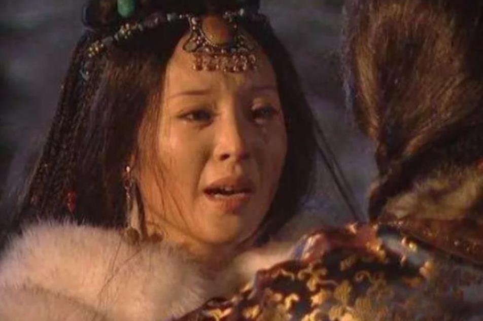 公元1635年，皇太极下令拿掉亲姐姐莽古济的衣服，并且让刽子手处以凌迟极刑。每剐
