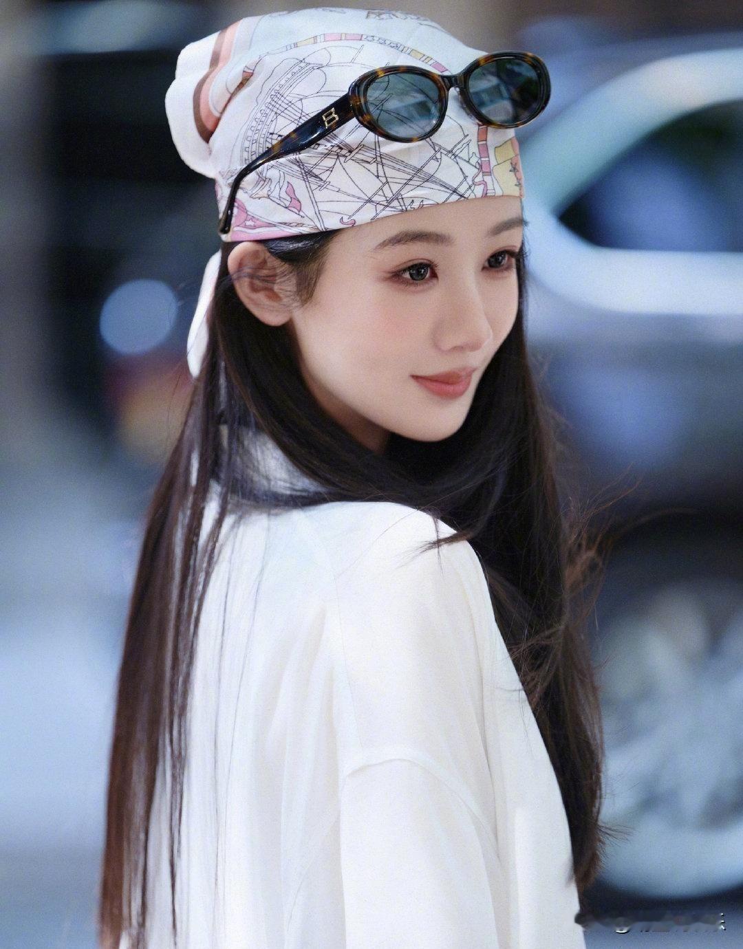 杨紫看世界杯的妆造真美，但遗憾的是美得有点儿不像她自己了，特别是图一，似乎看到