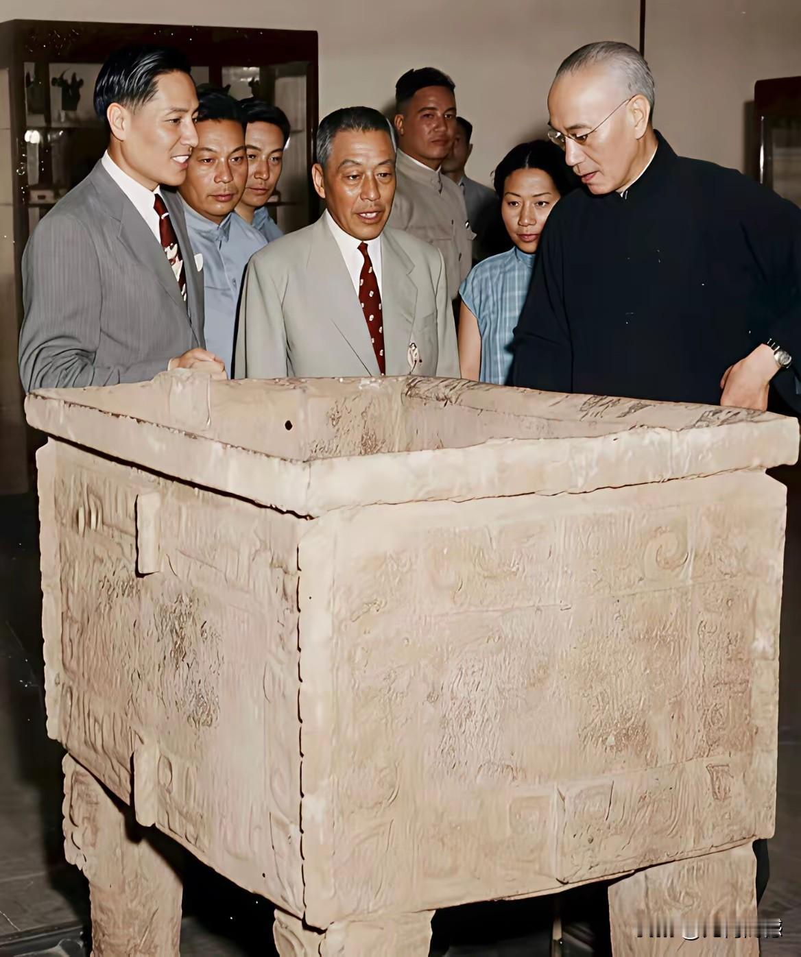 后母戊大鼎，在我们上学的时候，叫做司母戊大方鼎，是我们国家殷商时期最大的青铜器！