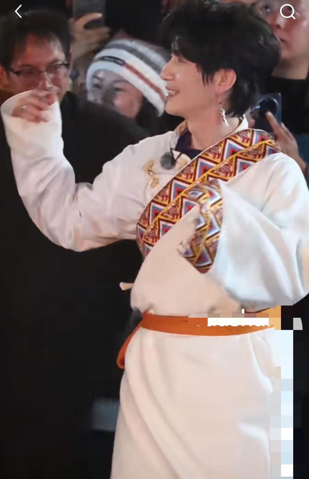 这个陈里里竟然带着耳饰在跳舞！今晚所有的快乐都是来自网友的路透。竟然拍下了跳