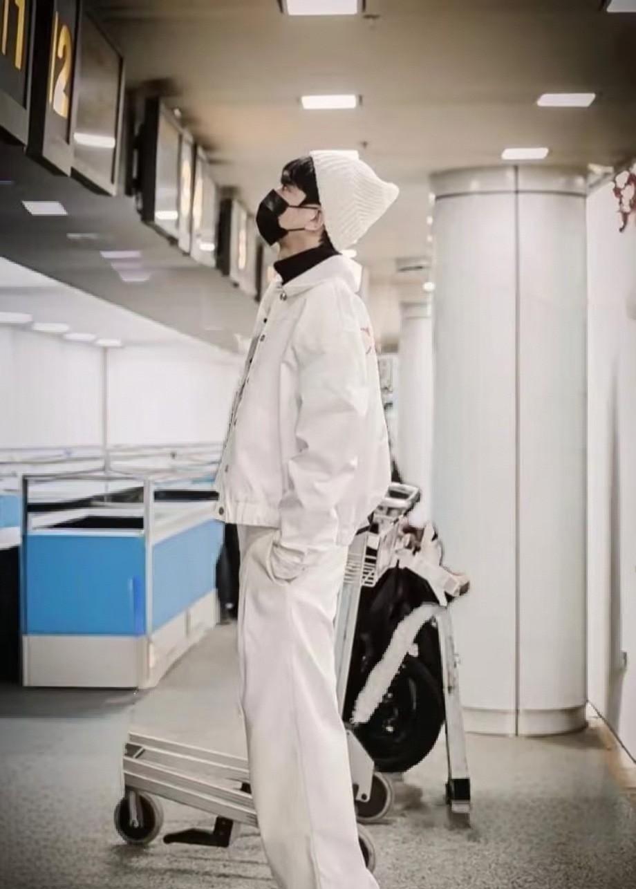 怎样才可以练成这样的体态呀，好的仪态，穿什么衣服都好看，这一身又潮又有范。