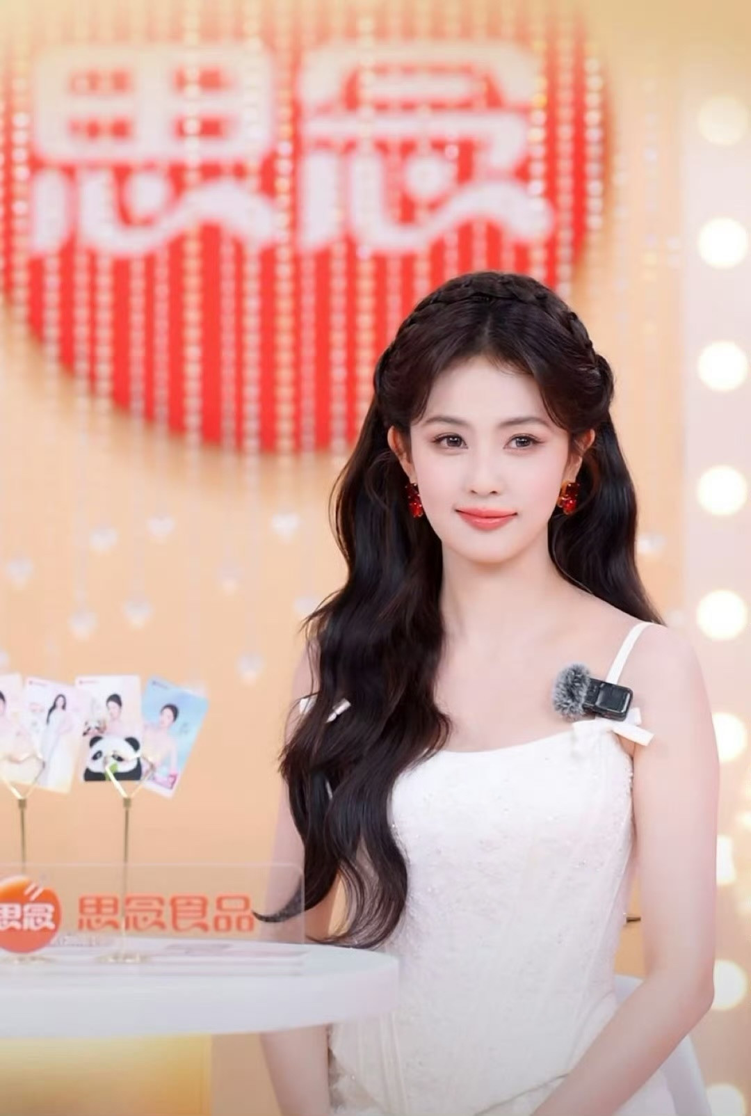 白鹿今日商务直播状态真好，富家千金既视感