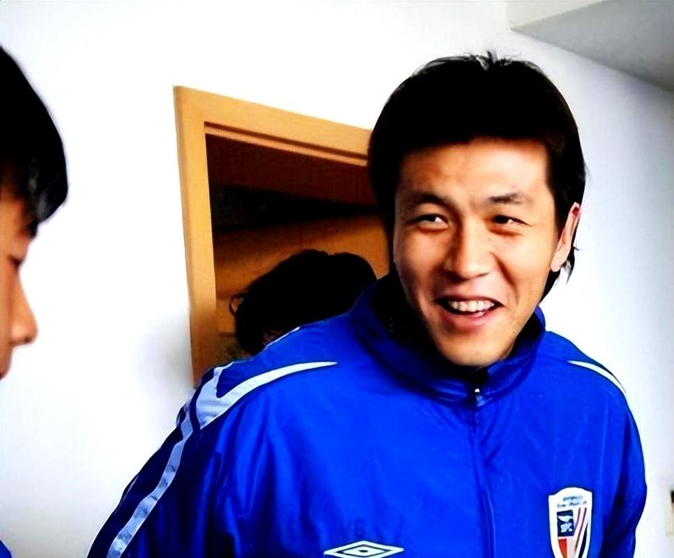 真让人唏嘘到骨子里！现在网上吵翻了，有人说申花是趁张玉宁状态垮了甩“废牌”，