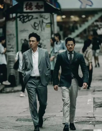 郭富城真的就是有这种能力，明明个子是最小的一个，但偏偏就是最有气场的那一个。​