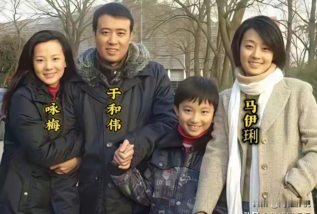 仔细看，左边的咏梅，那时端庄秀丽又柔美，虽非专业演员，但演技爆表，表演自然，流畅