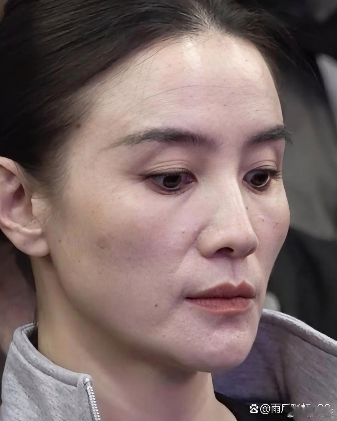 宋佳没开美颜没修图的镜头下，实打实的皮肤状态