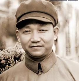 2022年，广西青年陈光丧失了对生活的热情。这天，他散步至烈士陵园，注视着一块块