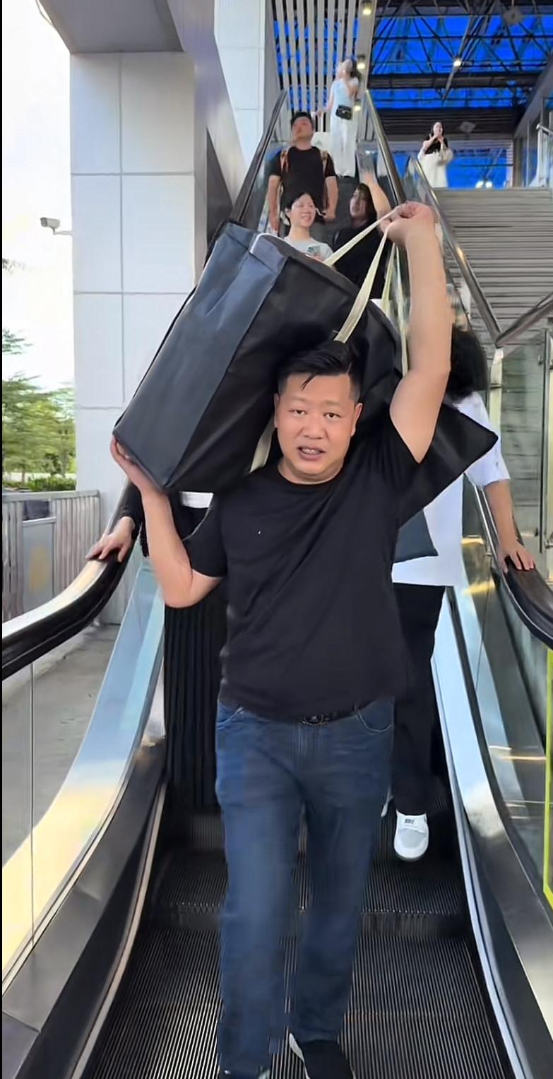 中山张大炮，非常懂得怜香惜玉，大热天亲自到广东中山小榄高铁站，迎接美女学员向夫人