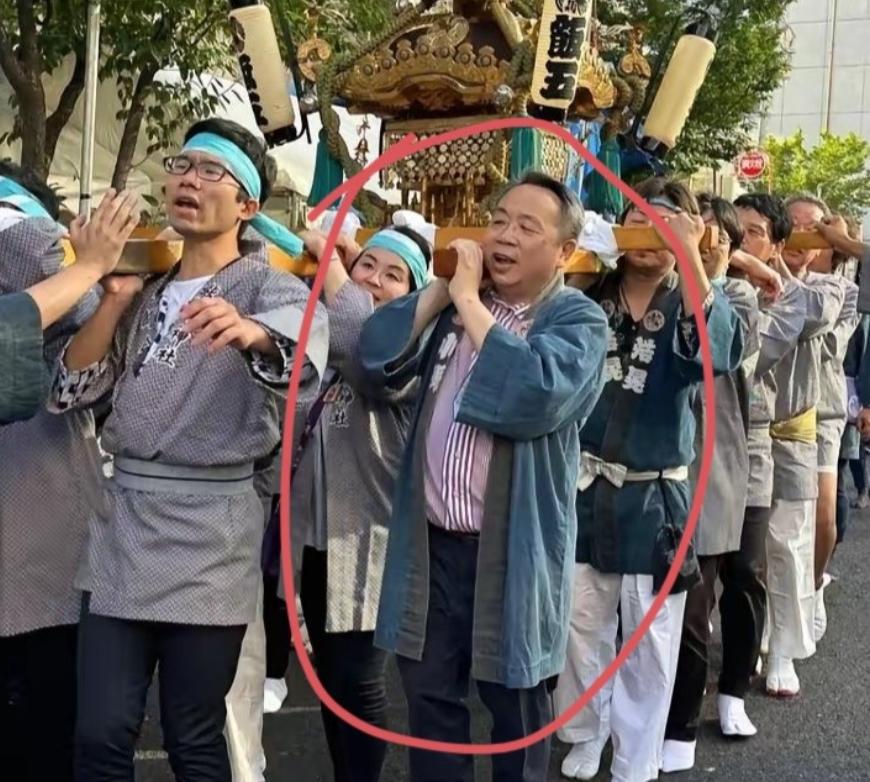 卖力表演的汉奸6月9日晚上，遭到家族除名的汉奸石平在日本东京墨田区参加当地祭祀