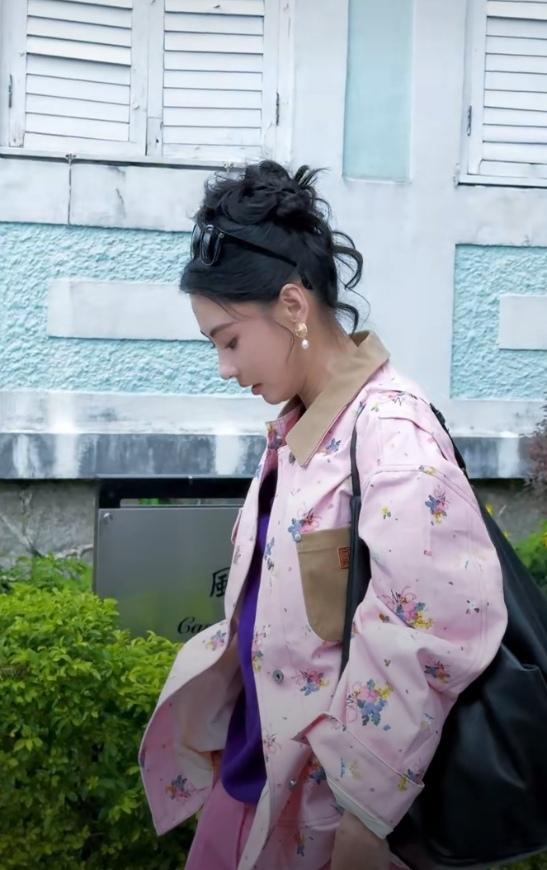 张柏芝,是《一路繁花2》里最受欢迎的嘉宾之一,所以她每一次出镜的穿搭都深受大家关