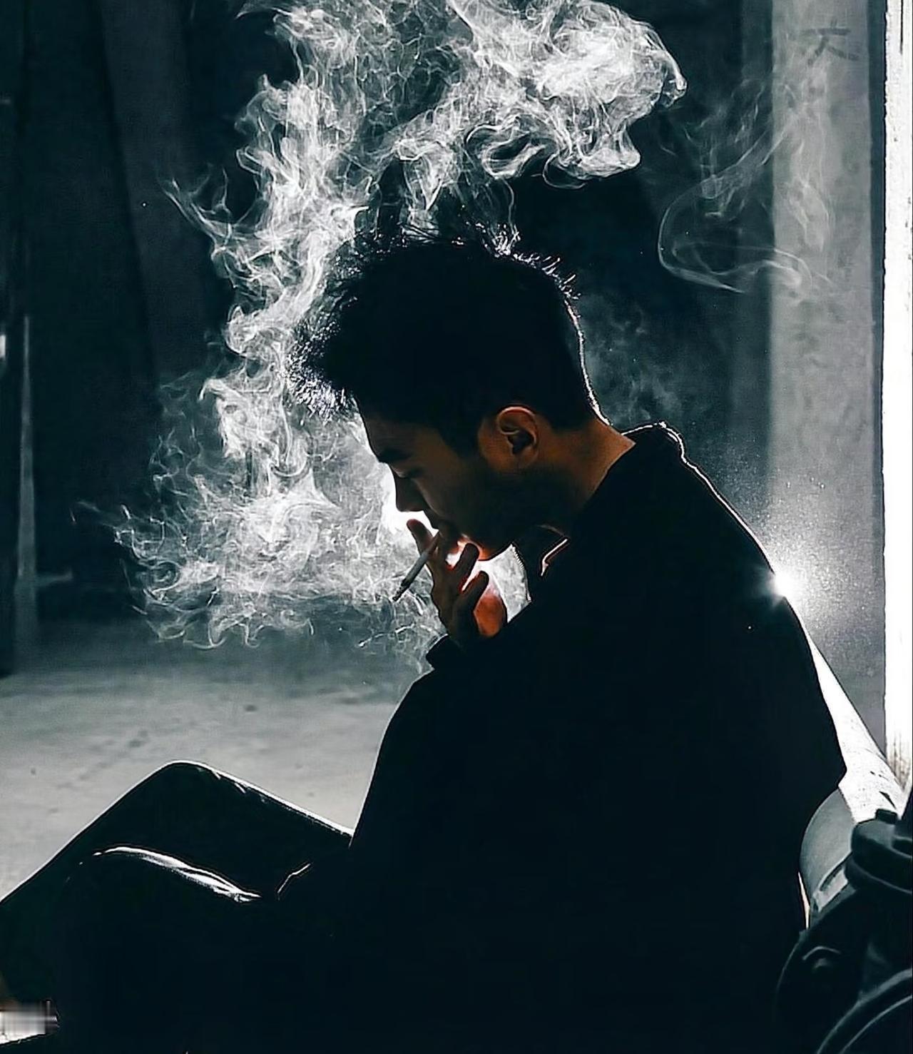 昨天楼下开网约车的张哥，蹲在小区门口啃冷包子，跟我唠了句掏心窝子的话：“现在才懂