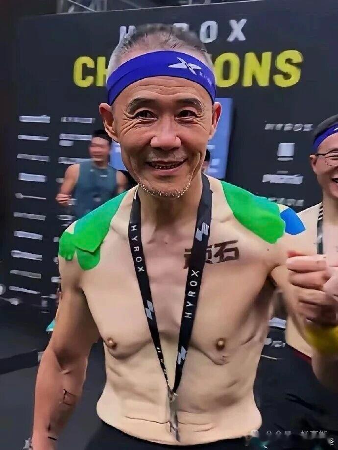 王石应该放过自己，王石一直没有离开公众的视野，估计也不愿意离开、田朴珺也不想让