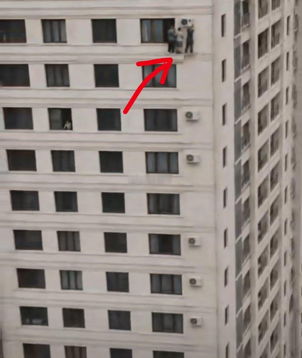 三个人装空调，两个是配重