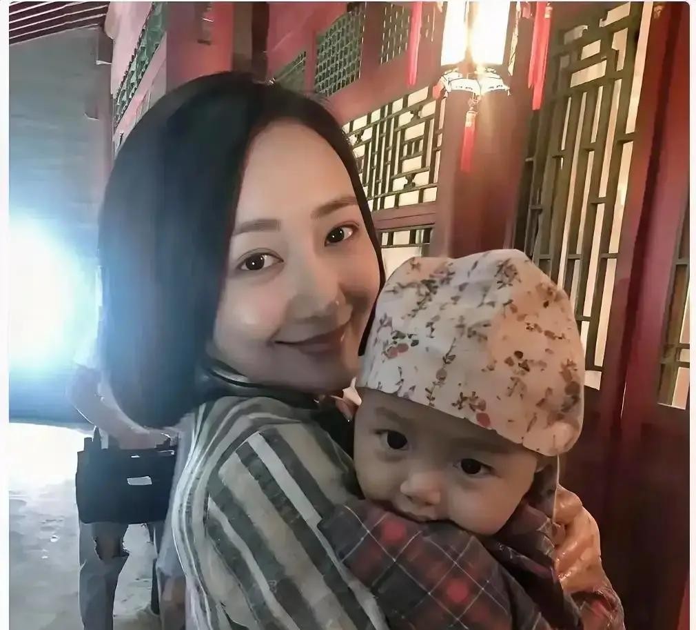 44岁的王鸥，终于自己承认了，确实有个孩子，而且是一个人养这事一出，网上立马就炸了，都在猜孩子他爸是