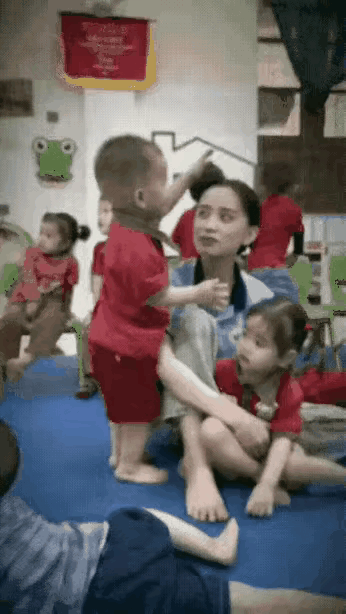 这娃情商高，给老师现爱的方式与众不同。