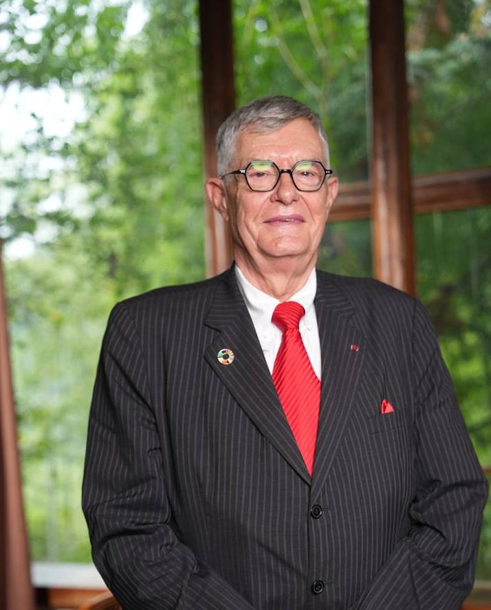 说起来比利时前驻华大使奈斯，真挺有意思。人家干完大使就没回欧洲、也没去土耳其继续