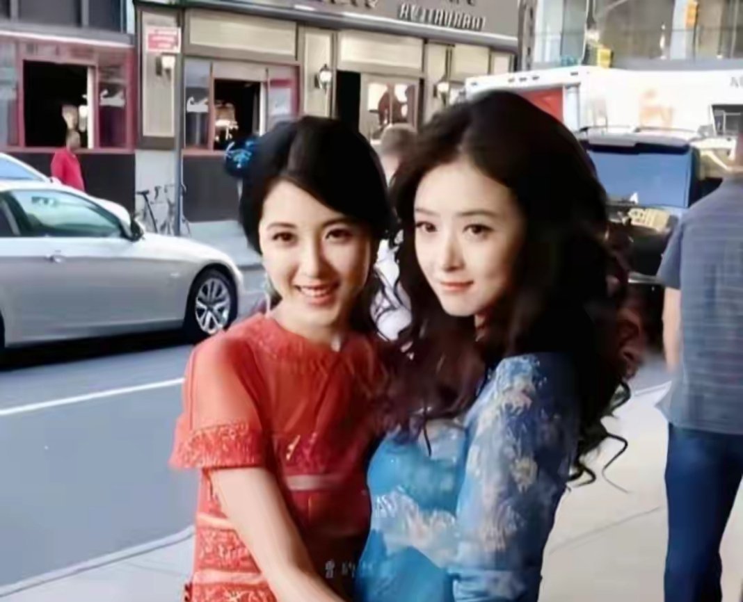 蒋欣与曾黎早年同框，方知绝色与漂亮的差距。