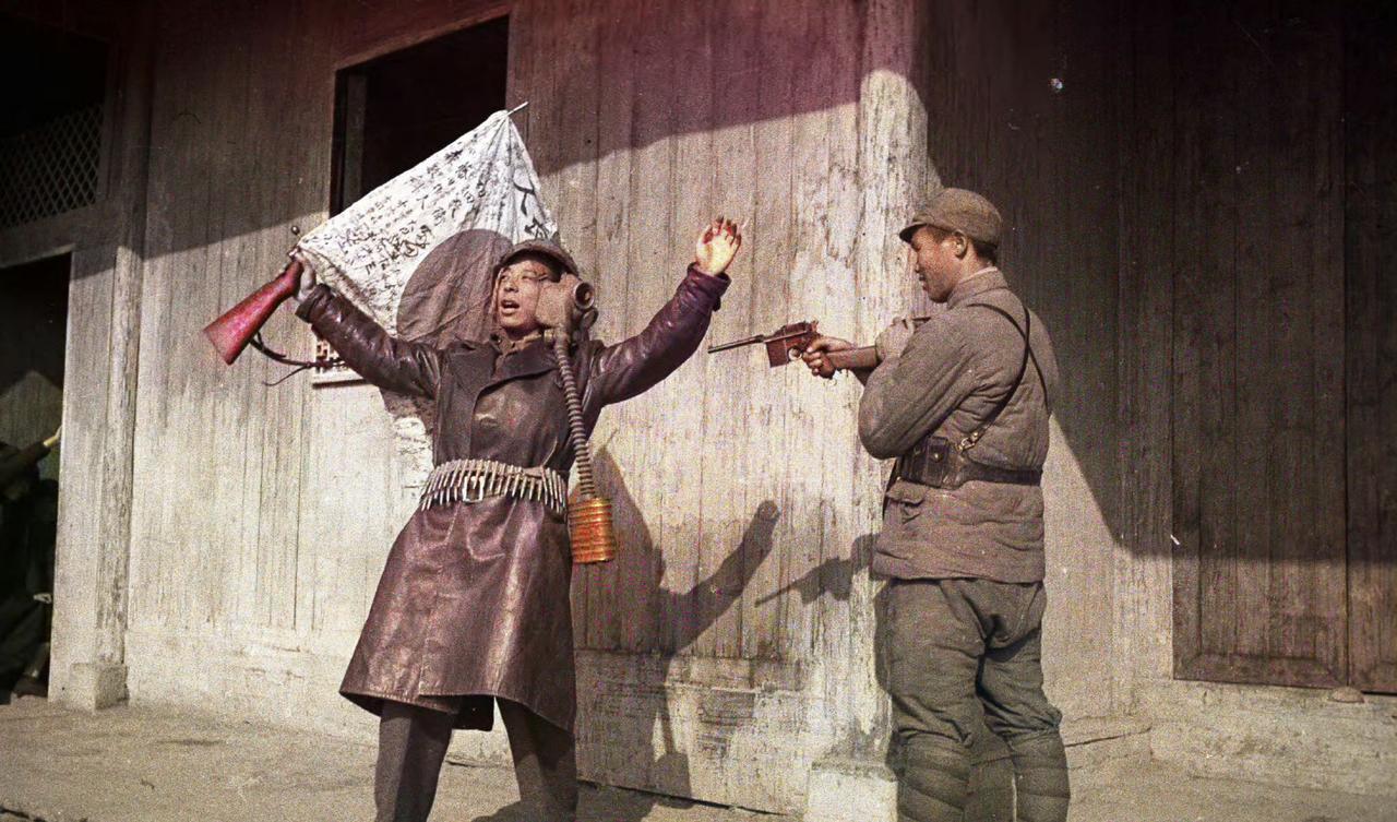 这张上色版的珍贵照片，源自美国著名战地摄影师哈里森·福尔曼（HarrisonF