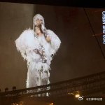 这居然是华晨宇钻石流苏在他腰间凝成液态星云，华晨宇却用撕裂感唱腔把内娱搅成量子