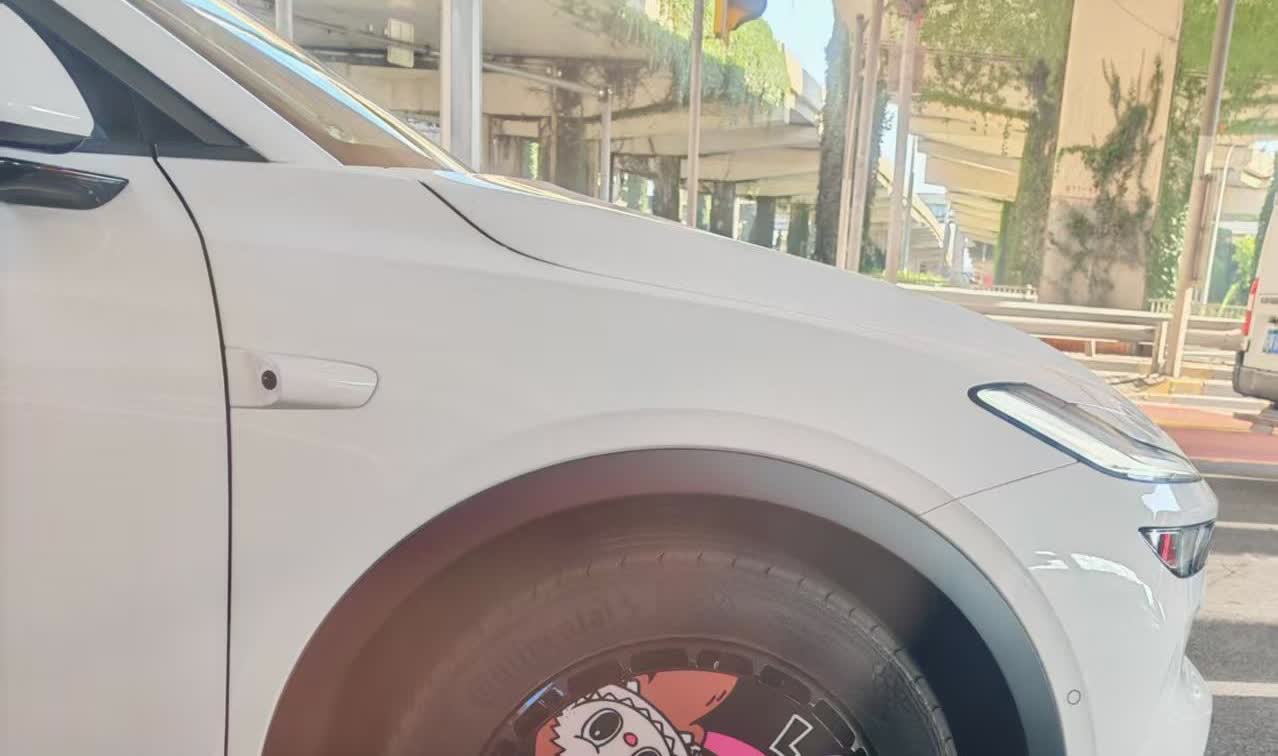 年轻人的时尚就是这么有趣今天早上等红灯的时候，旁边的一辆车正好停在左边，扭头