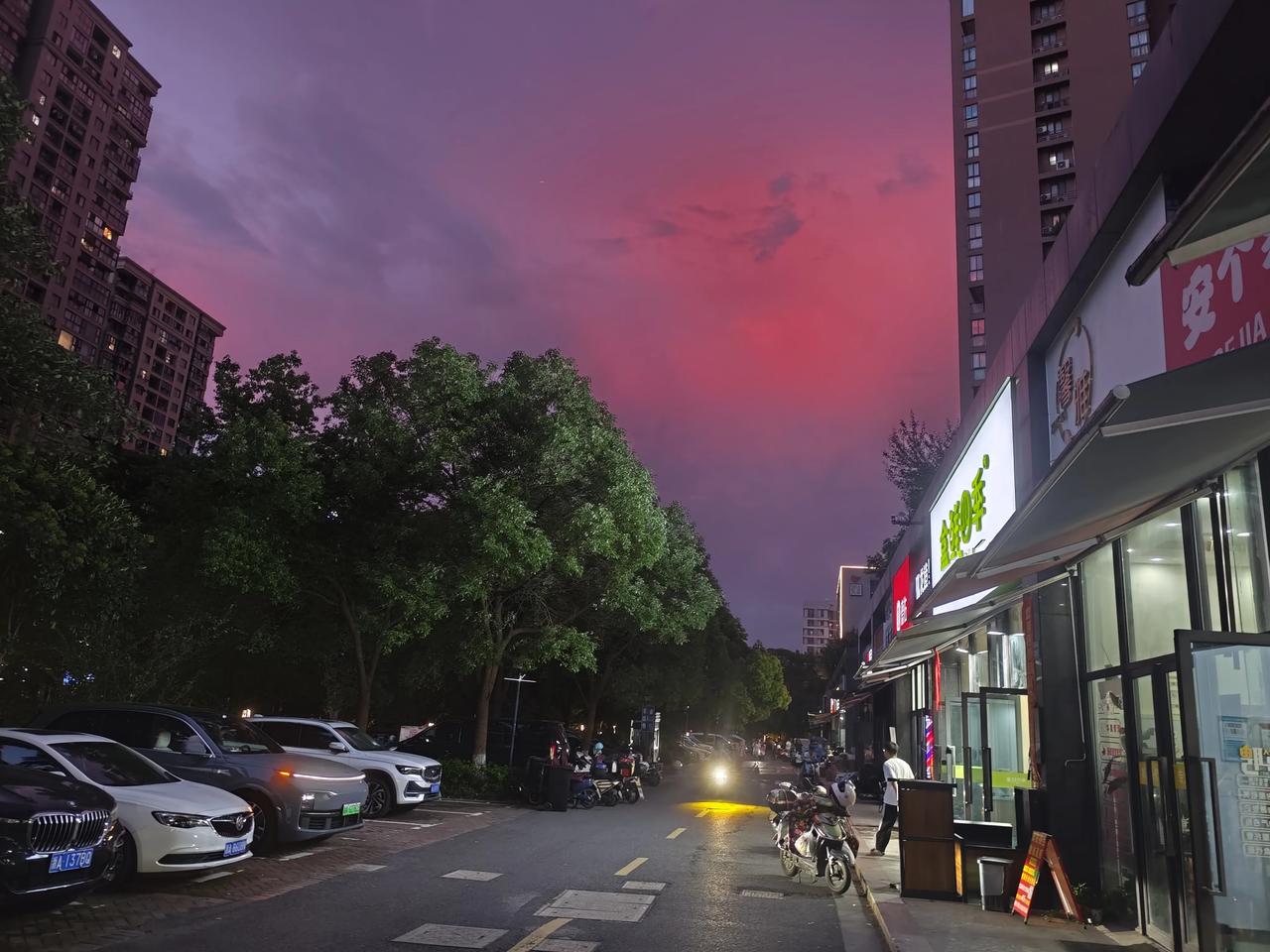 昨天傍晚杭州天边的火烧云异常美丽，杭州每年夏季这个时候都是看夕阳西下最好的季节，