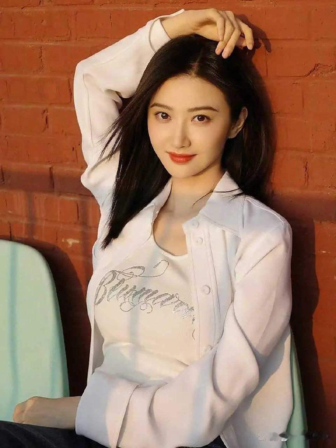 景甜这姿势也太会了!一下子把好身材都凸显出来,曲线感十足,特别吸睛。