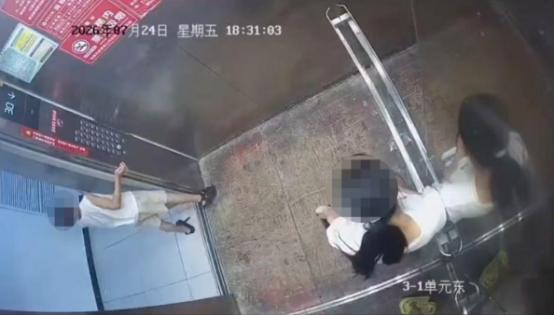 看了男孩妈妈和女孩在电梯内打斗的视频，感觉五味杂陈。可以说，男孩在所有的选择当中