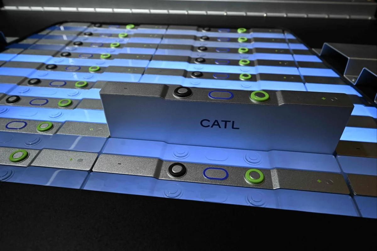 宁德时代刚交出一份很夸张的成绩单。2025年净利润722亿元，同比增长42