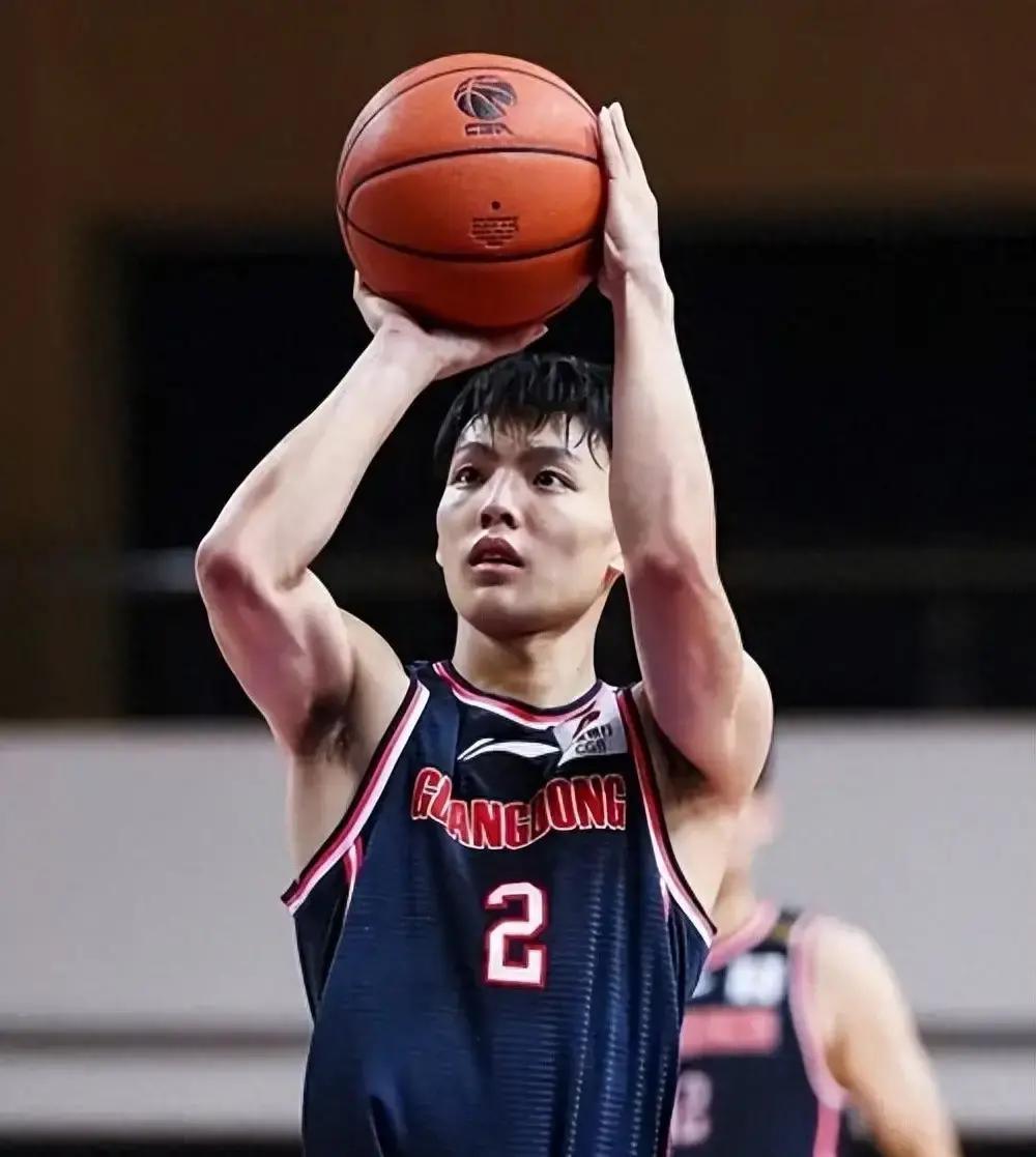 他刚用两记三分杀死比赛，教练却说他进不了国家队。徐杰砍下22分8助攻，对面