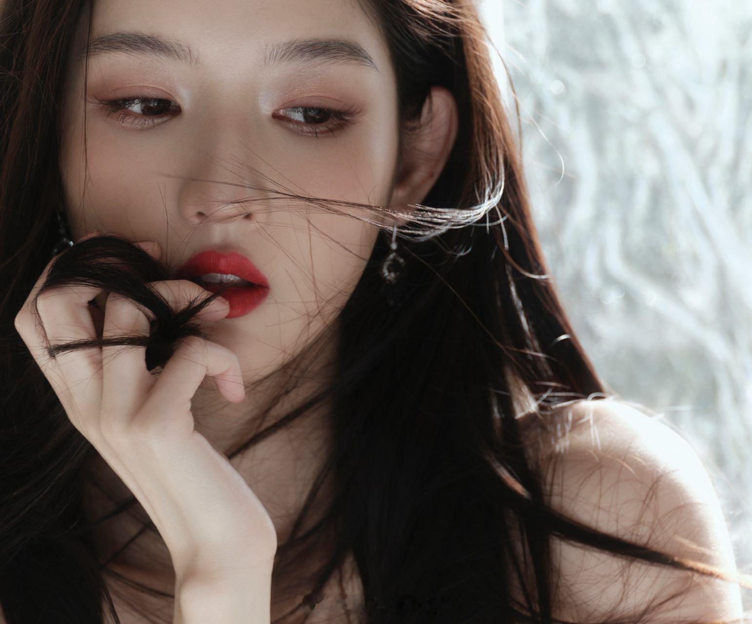 舍弃华丽珠宝反而更见真章！王玉雯深蓝长裙造型证明极致简约即是高级，所有目光聚焦在