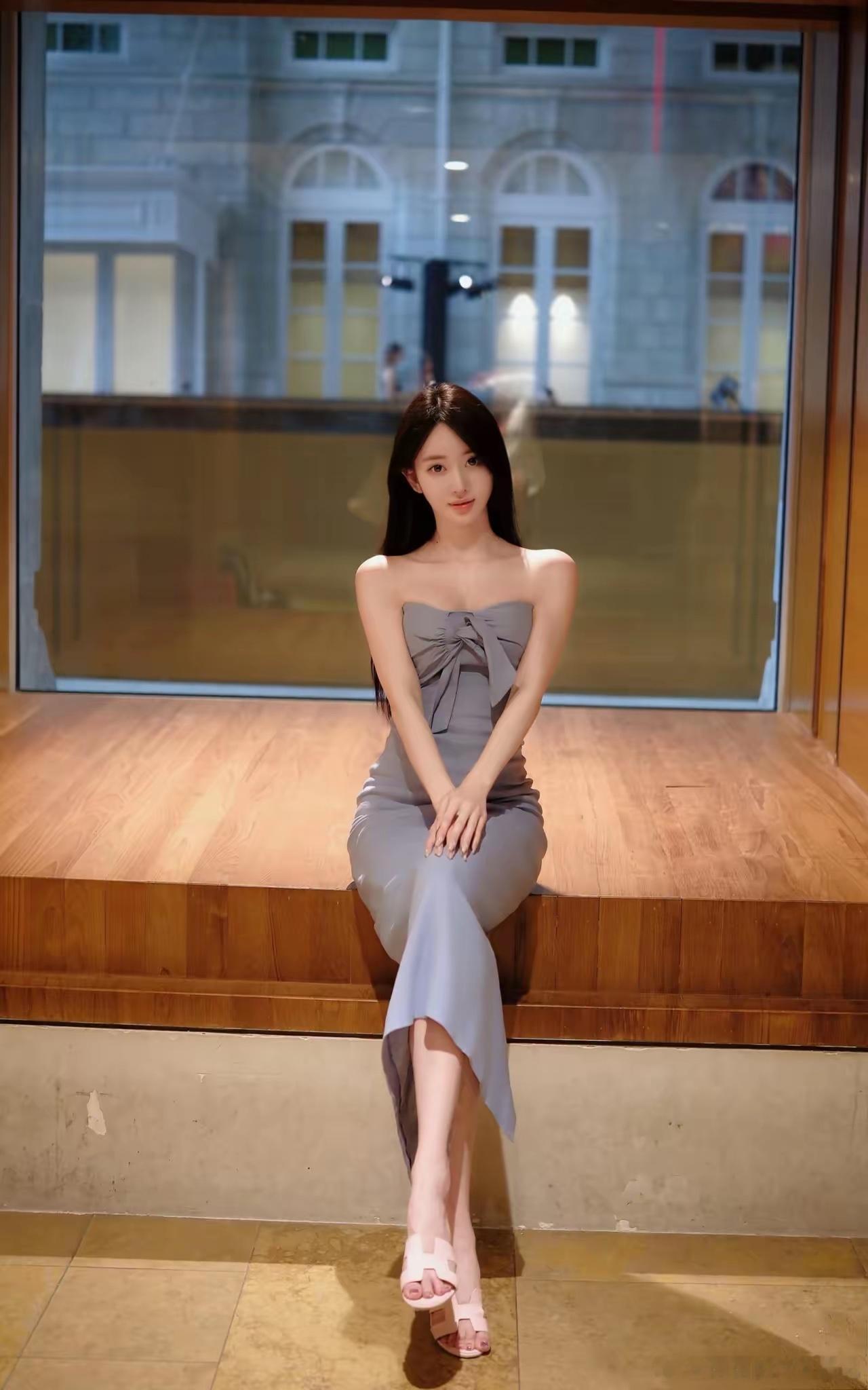 花间美人倚，笑语入画来