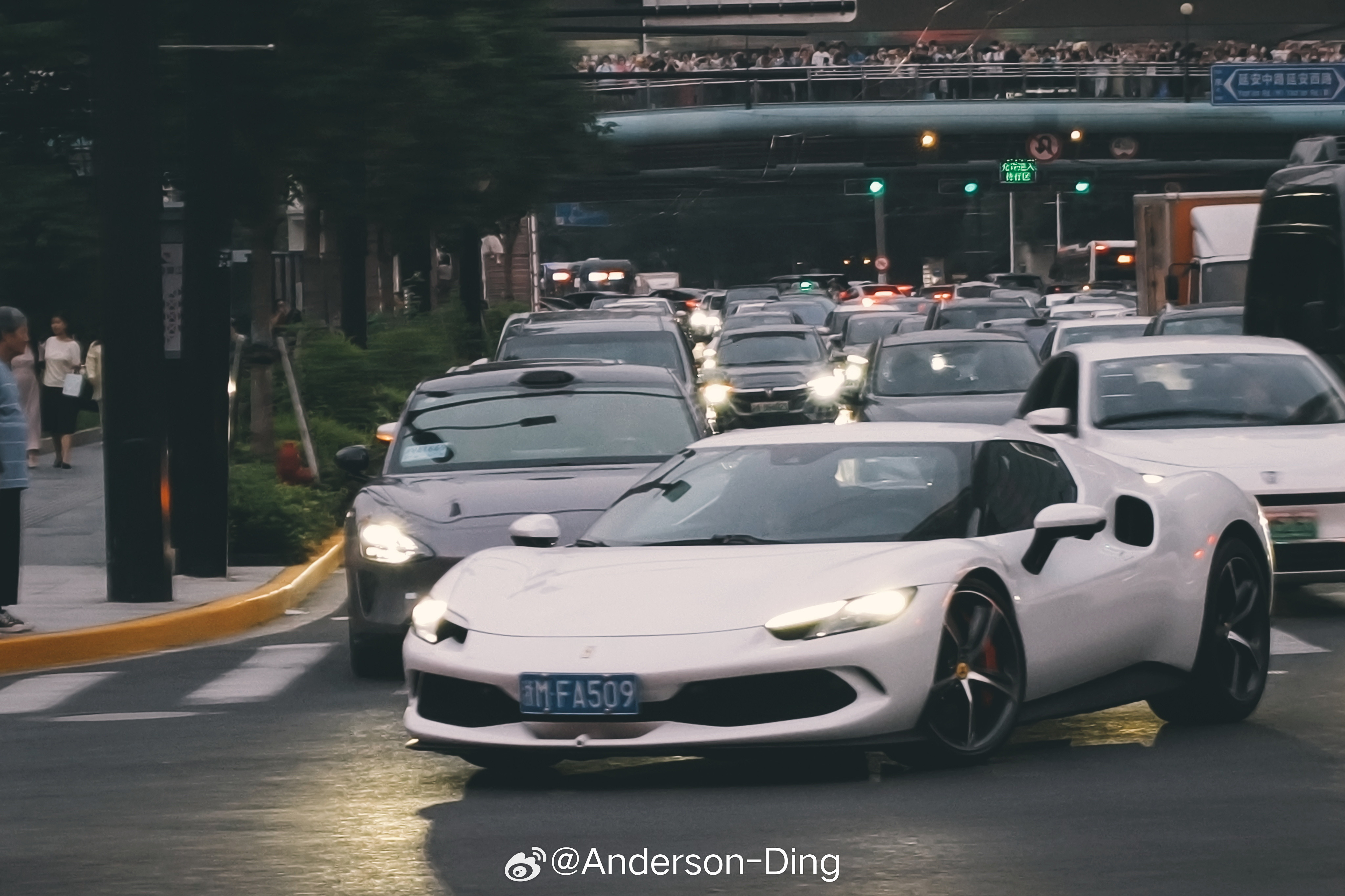 稀有车实拍周末在路上看到四辆法拉利，全是白色的。非RossoCorsa的跃马