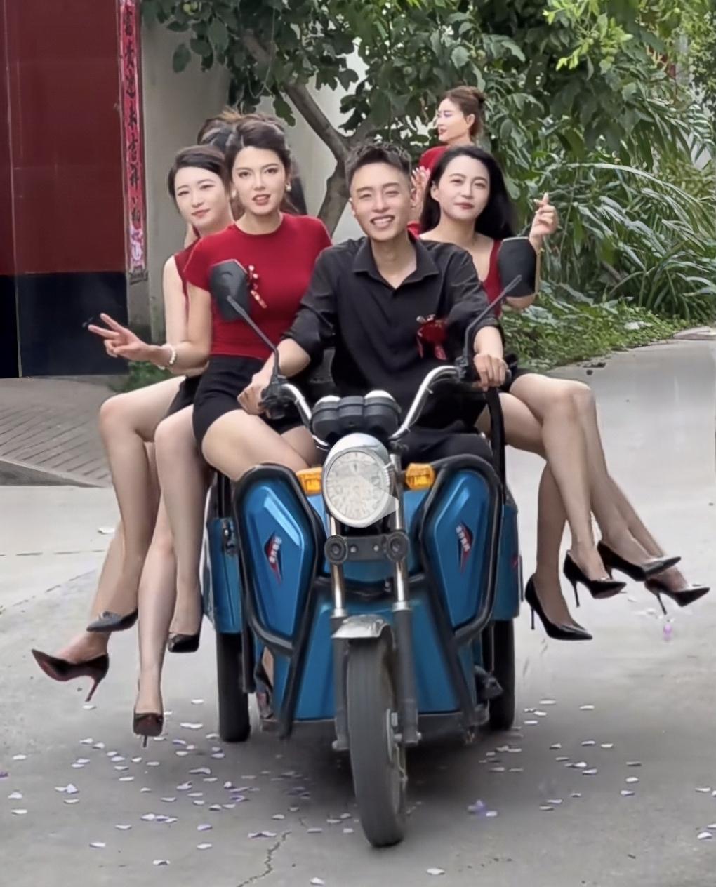 啥样的美女让人眼前一亮虽不算豪华，但却是我们村颜值最高的迎亲团队！