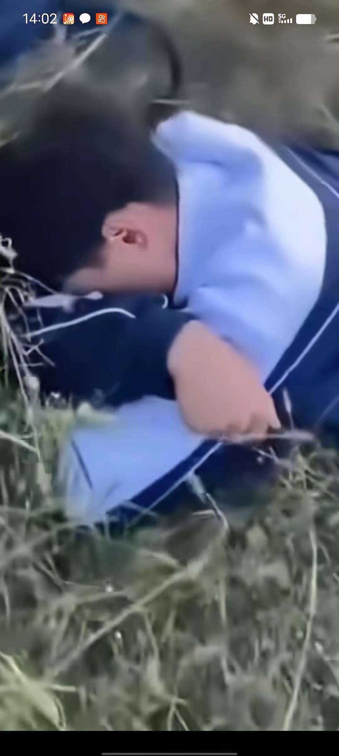 泪目！委屈巴巴，可怜的娃，放学后跑到父母坟前痛哭，哭着诉说着委屈，爸妈？你们走了